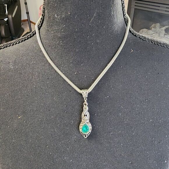 Emerald Costume Jewlery Necklace Very Beautiful - Picture 1 of 4